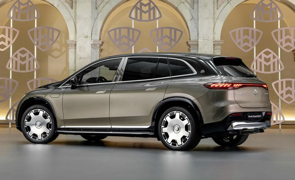 مرسيدس مايباخ EQS SUV 2024 تأتي بقوة 649 حصان