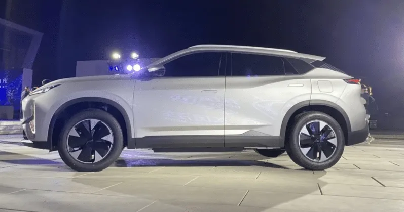 ظهور سيارة Dongfeng Aeolus L7 الهجينة ذات الدفع الرباعي لأول مرة في الصين - صورة 3