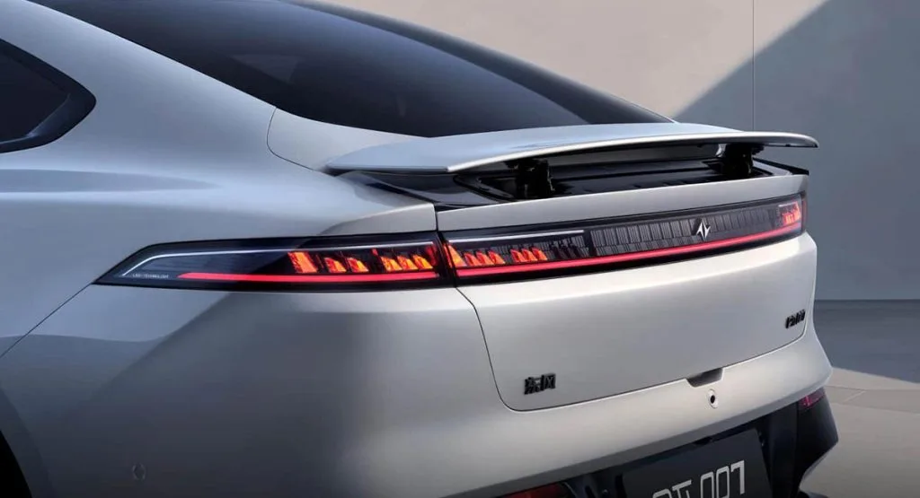 دونج فينج تقدم سيارة جديدة تحت علامة eπ007