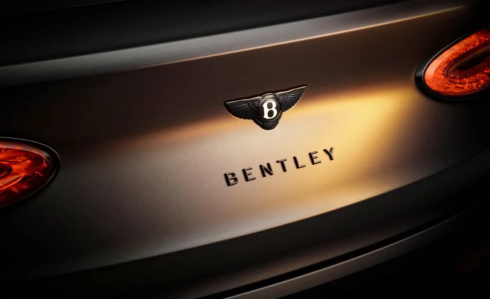 سيارة Bentley بالشعار الأسود لأول مرة منذ قرون