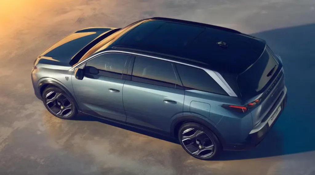 بيجو E-5008 سيارة SUV تتسع لنقل 7 أشخاص وتسير 660 كم بالشحنة الواحدة
