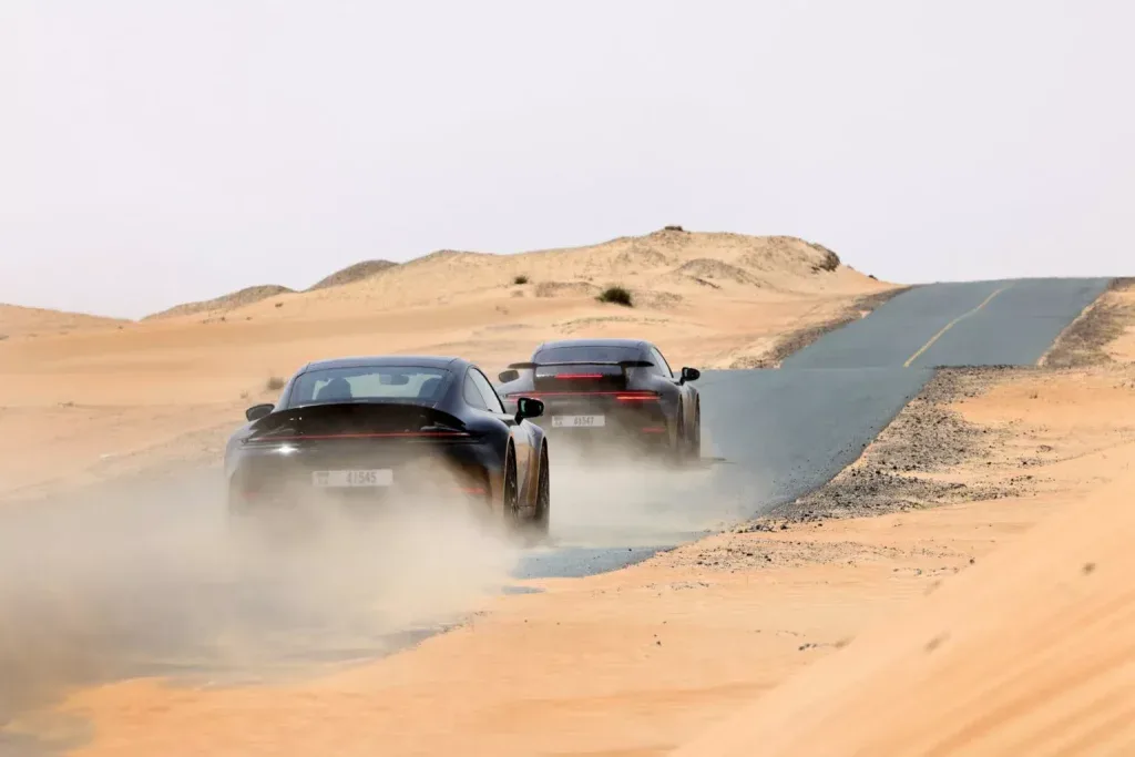 بورش 911 كاريرا 2025 تظهر في صور تجسسية بدون تمويه تقريبًا