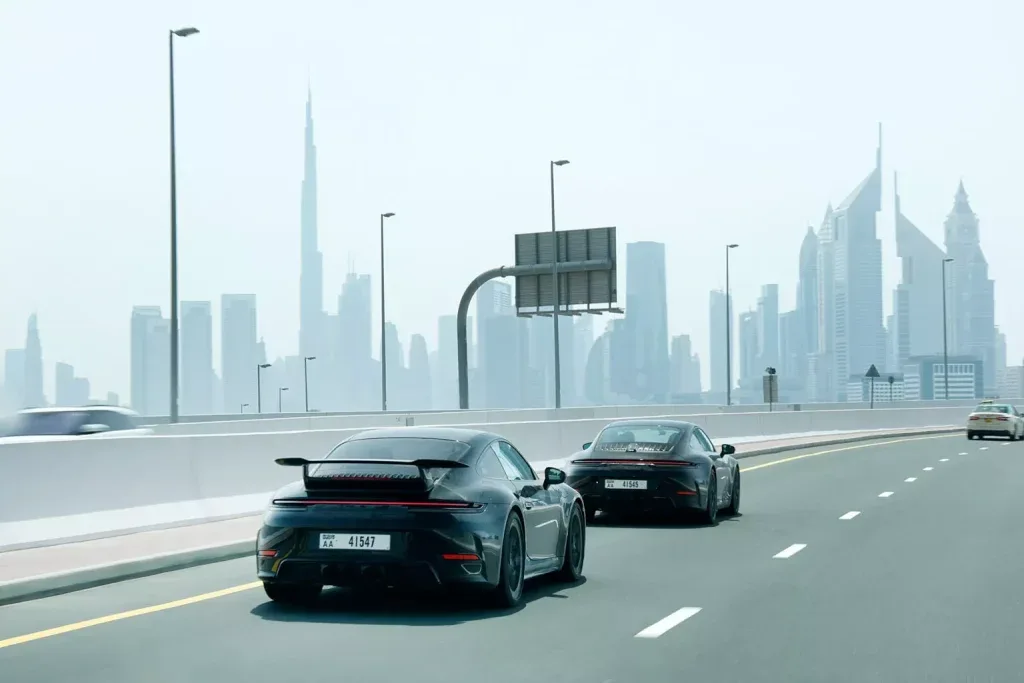 بورش 911 كاريرا 2025 تظهر في صور تجسسية بدون تمويه تقريبًا - صورة 3