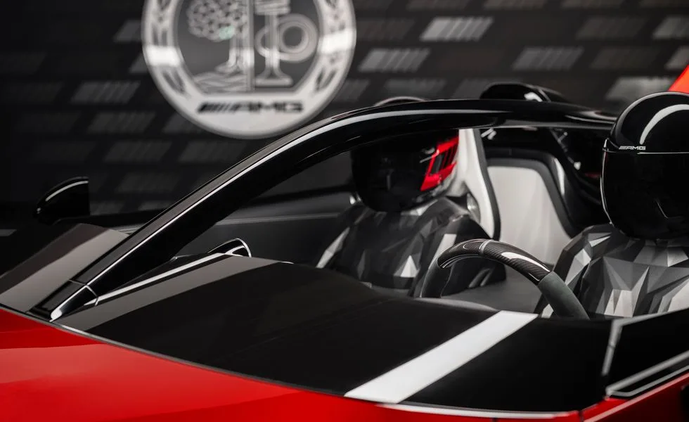 مرسيدس AMG ميثوس PureSpeed سيارة تتحدى فيراري بلونها الأحمر - صورة 2