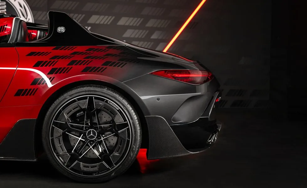 مرسيدس AMG ميثوس PureSpeed سيارة تتحدى فيراري بلونها الأحمر - صورة 3