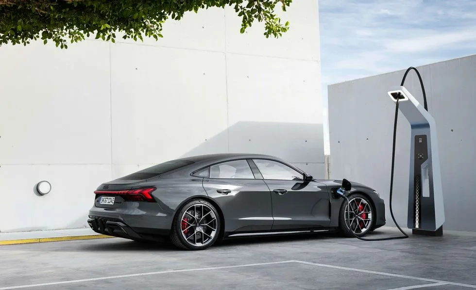 أودي RS e-tron GT Performance موديل 2025 توفر قوة هائلة وتسارع 2.5 ثانية - صورة 4