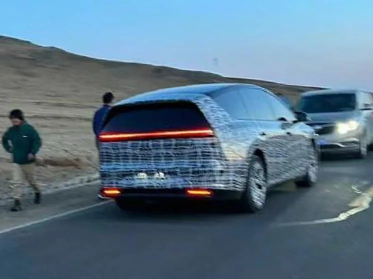 تسريب صور لسيارة Li Auto M8