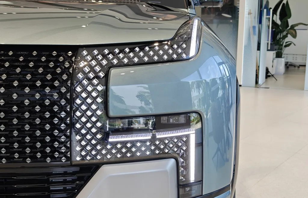 بي واي دي Yangwang U8 سيارة SUV فاخرة تطفو وتدور بمحرك مزدوج