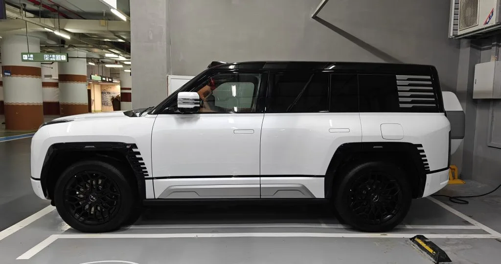 بي واي دي Yangwang U8 سيارة SUV فاخرة تطفو وتدور بمحرك مزدوج - صورة 2