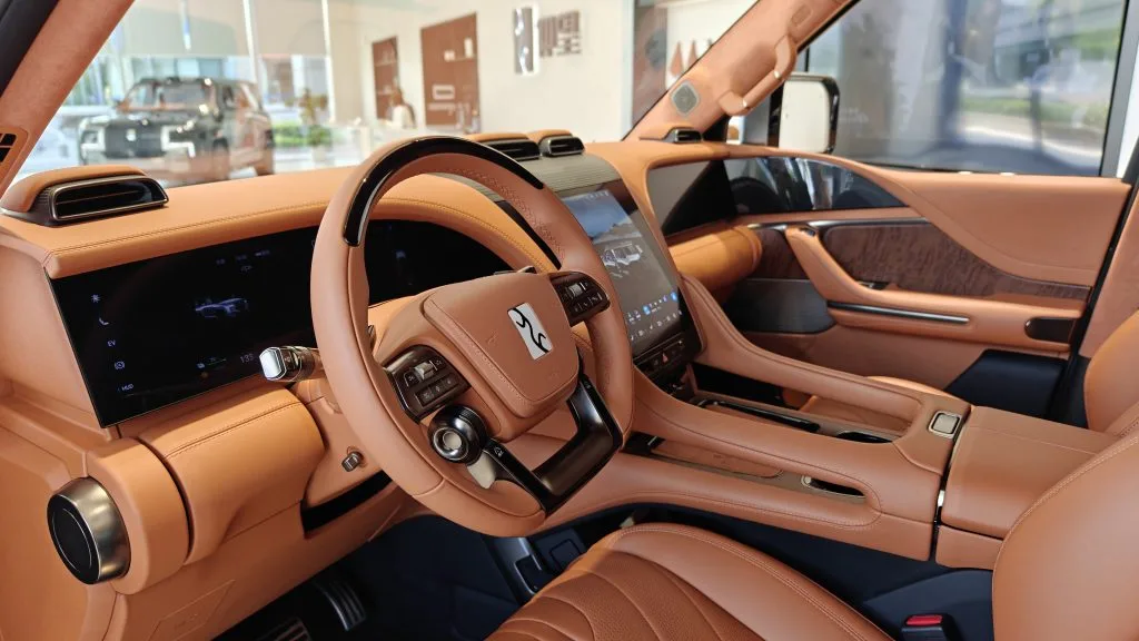 بي واي دي Yangwang U8 سيارة SUV فاخرة تطفو وتدور بمحرك مزدوج - صورة 4
