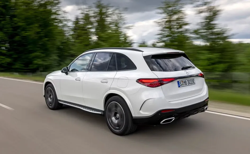 مرسيدس بنز GLC350e موديل 2025 الهجينة تحصل على تحديثات جديدة في التصميم والأداء