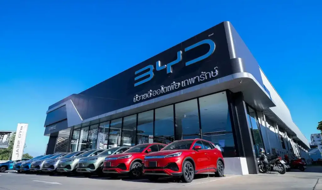 شركة BYD تتفوق على هوندا ونيسان وتستهدف فورد بتوسعها في سوق السيارات الكهربائية - صورة 2