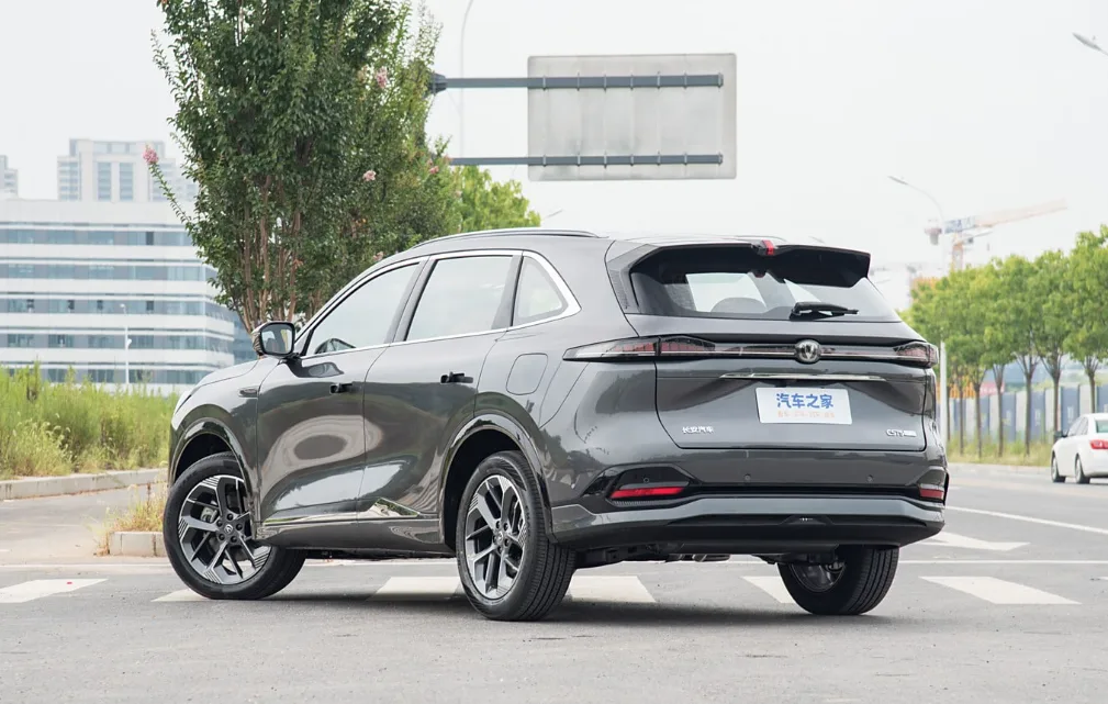 شانجان تكشف عن سيارتها الجديدة كليًا CS75 Plus في معرض تشنغدو للسيارات - صورة 2