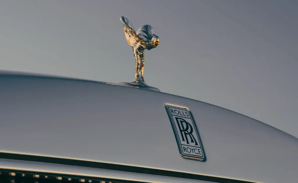 رولز رويس تحتفل بإرث فيلم Goldfinger بنسخة فانتوم خاصة مستوحاة من جاذبية العصر الذهبي - صورة 3