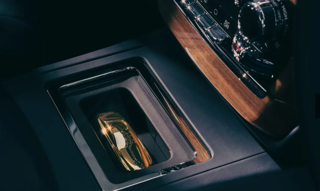 رولز رويس تحتفل بإرث فيلم Goldfinger بنسخة فانتوم خاصة مستوحاة من جاذبية العصر الذهبي - صورة 9