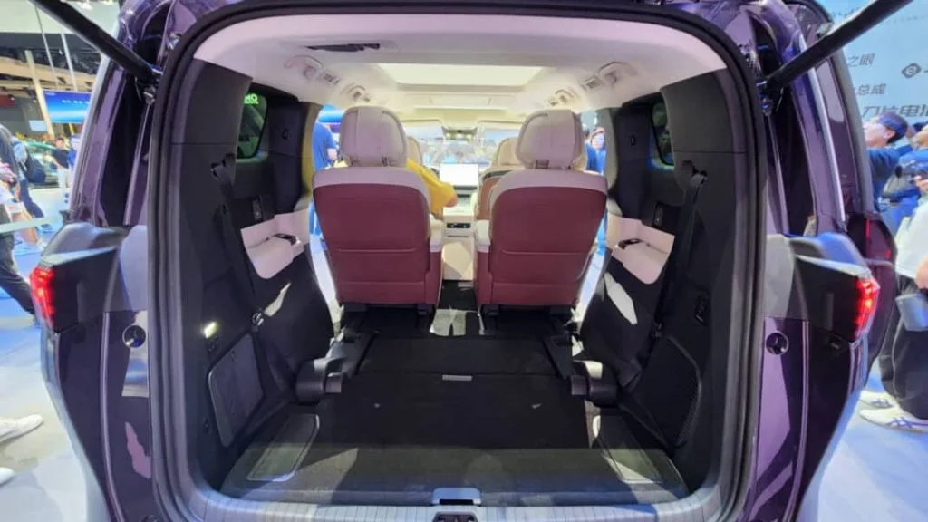 شركة BYD تكشف عن التصميم الداخلي لميني فان Xia الجديدة
