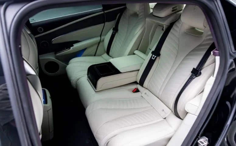 إطلاق سيارة بي واي دي Yangwang U7 PHEV بمحرك 2.0T وأربعة محركات كهربائية - صورة 4
