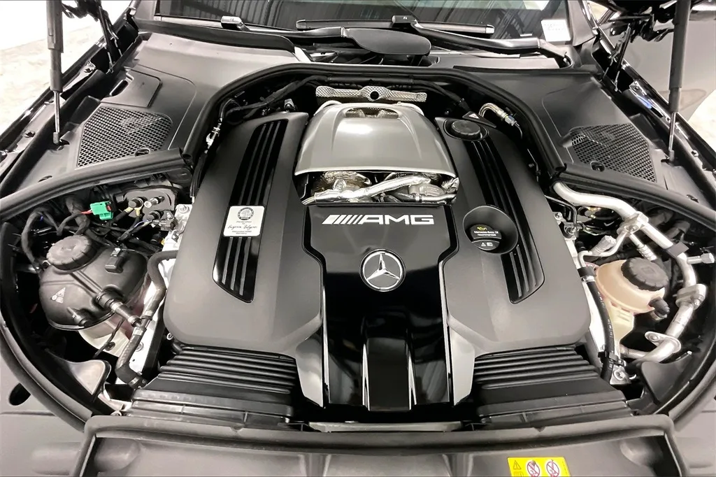 اكتشف التصميم الداخلي لمرسيدس AMG S63 E Performance موديل 2025