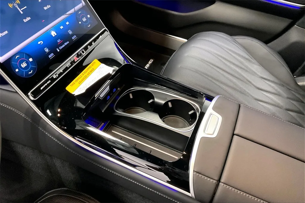 اكتشف التصميم الداخلي لمرسيدس AMG S63 E Performance موديل 2025 - صورة 2