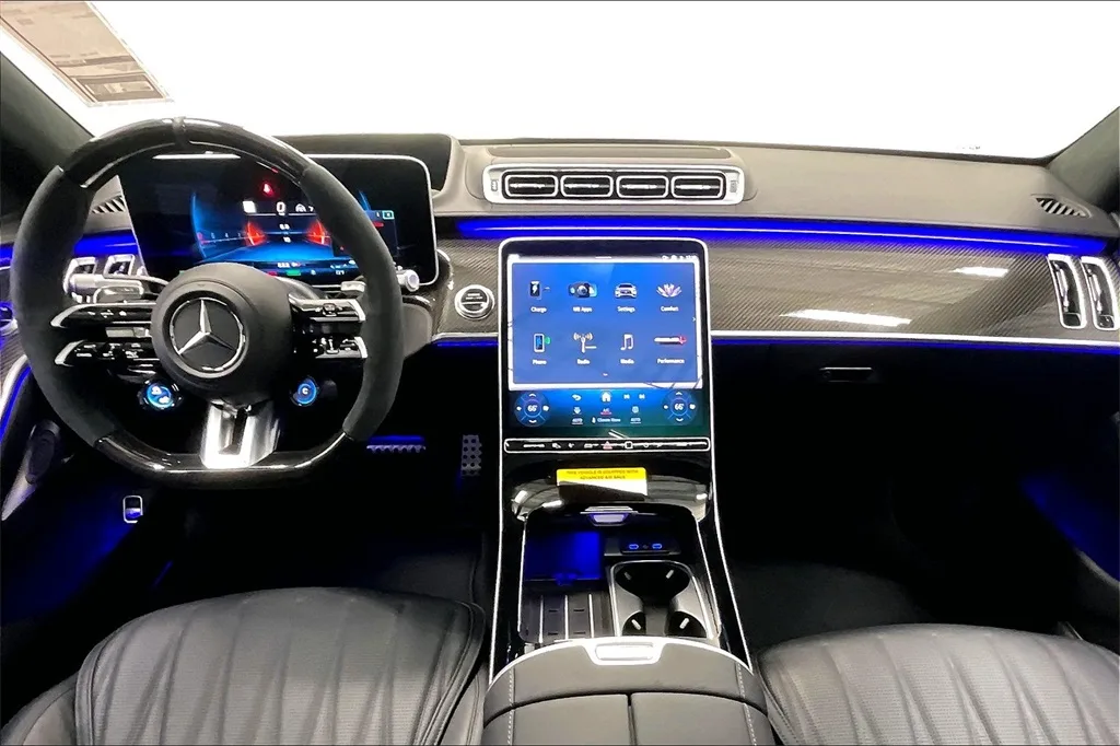 اكتشف التصميم الداخلي لمرسيدس AMG S63 E Performance موديل 2025 - صورة 4