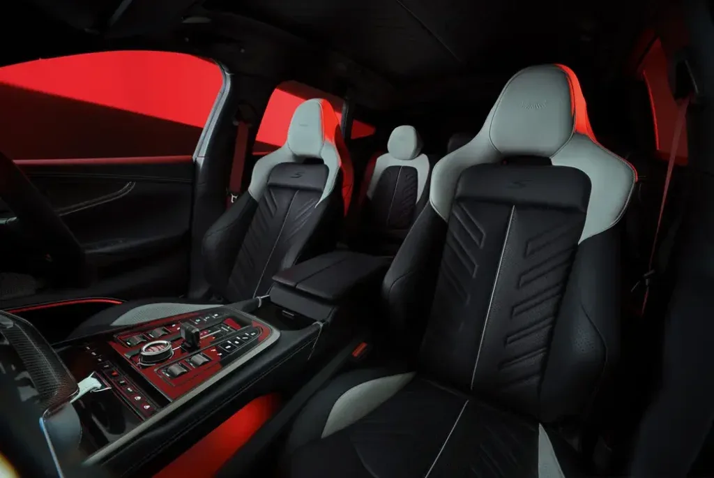 أستون مارتن DBX S 2025: معيار جديد لقوة وفخامة سيارات SUV