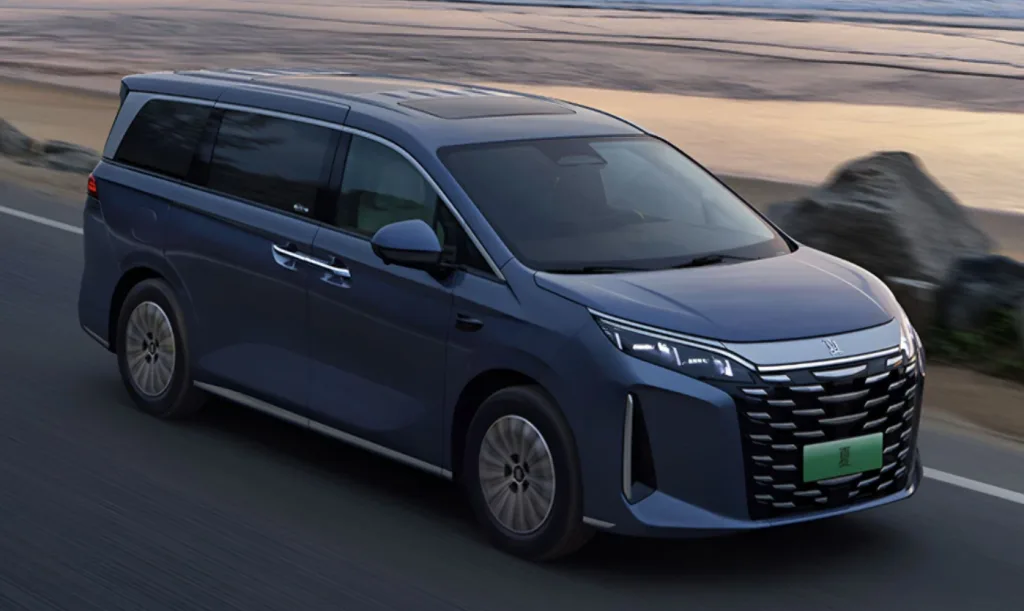 BYD تطلق ميني فان هجينة قابلة للشحن M9 في المكسيك