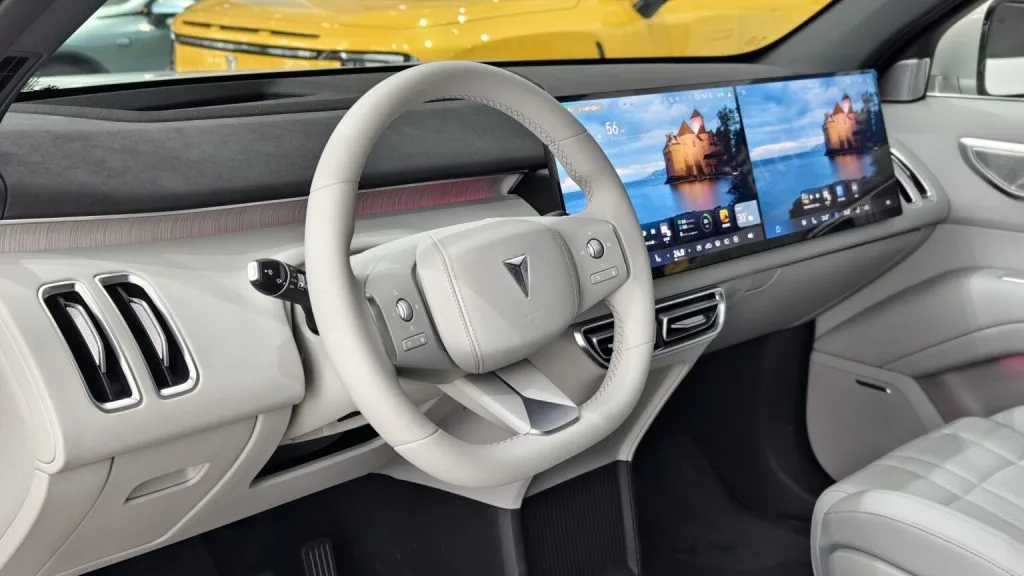 اللقطات الرسمية الأولى لسيارة جيلي جالاكسي A7 EM-i PHEV الهجينة