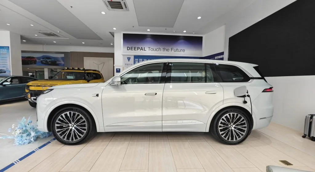 اللقطات الرسمية الأولى لسيارة جيلي جالاكسي A7 EM-i PHEV الهجينة - صورة 3