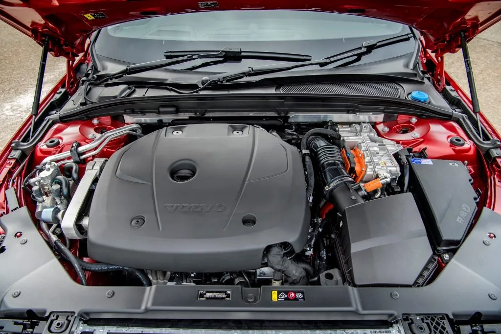 فولفو S60 T8 Twin Engine: سيارة عائلية تتحول إلى وحش على الطريق - صورة 3