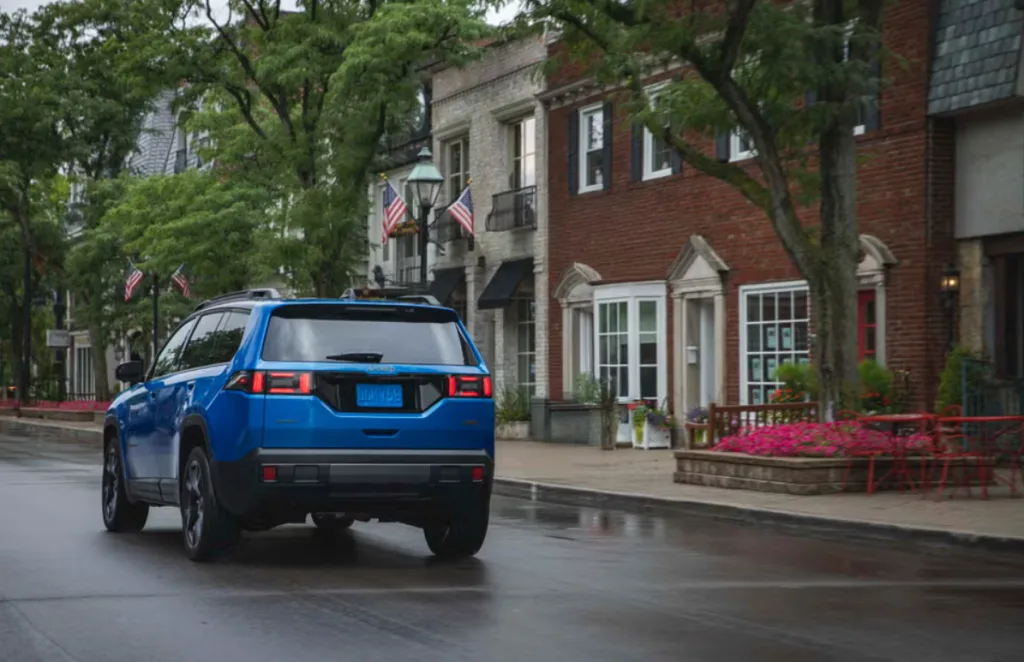 جيب شيروكي 2026: SUV هجينة بتصميم متجدد - صورة 2