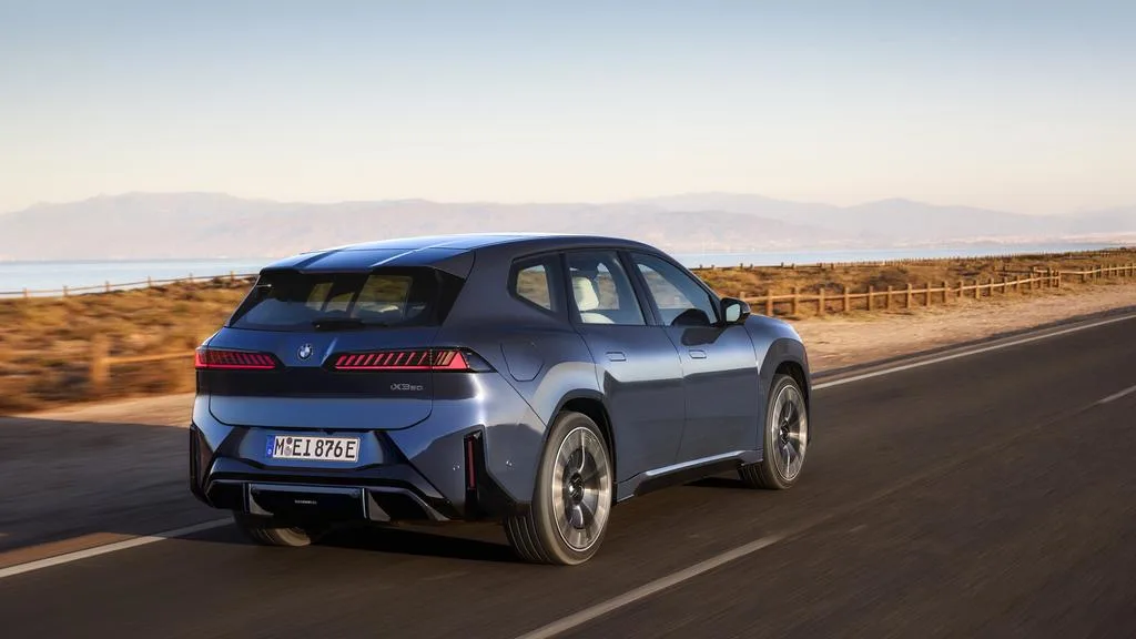 BMW iX3 تظهر أخيراً بعد عام من الانتظار والسرية - صورة 2