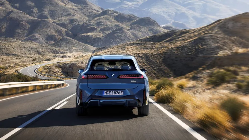 BMW iX3 تظهر أخيراً بعد عام من الانتظار والسرية - صورة 3