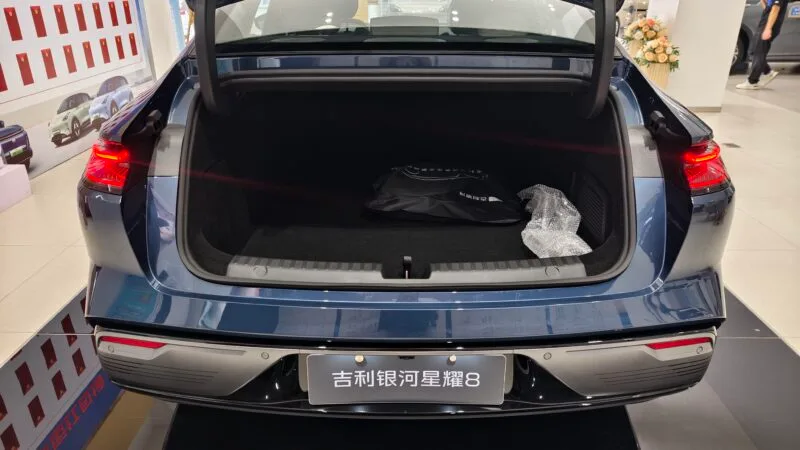 جيلي تكشف عن Starshine 8 PHEV بتصميم Fastback متألق وكفاءة متقدمة - صورة 3