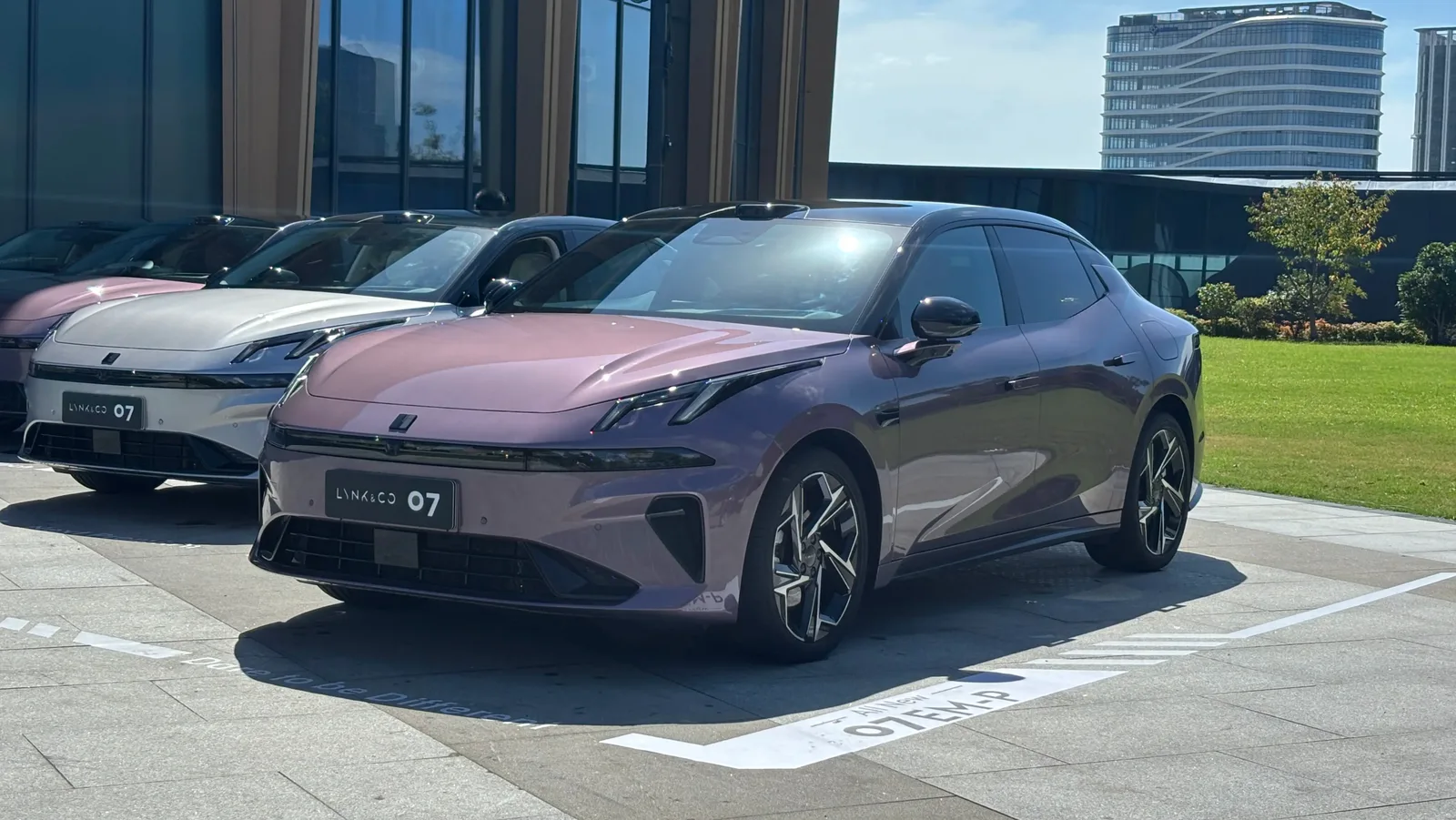 إطلاق Lynk &amp; Co 07 EM-P: سيارة هجينة متطورة بتقنية LiDAR وسعر منافس