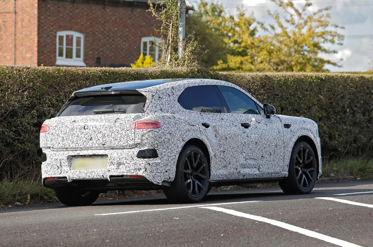 بنتلي تكشف عن اختباراتها لأول SUV كهربائية قبل إطلاقها في 2027