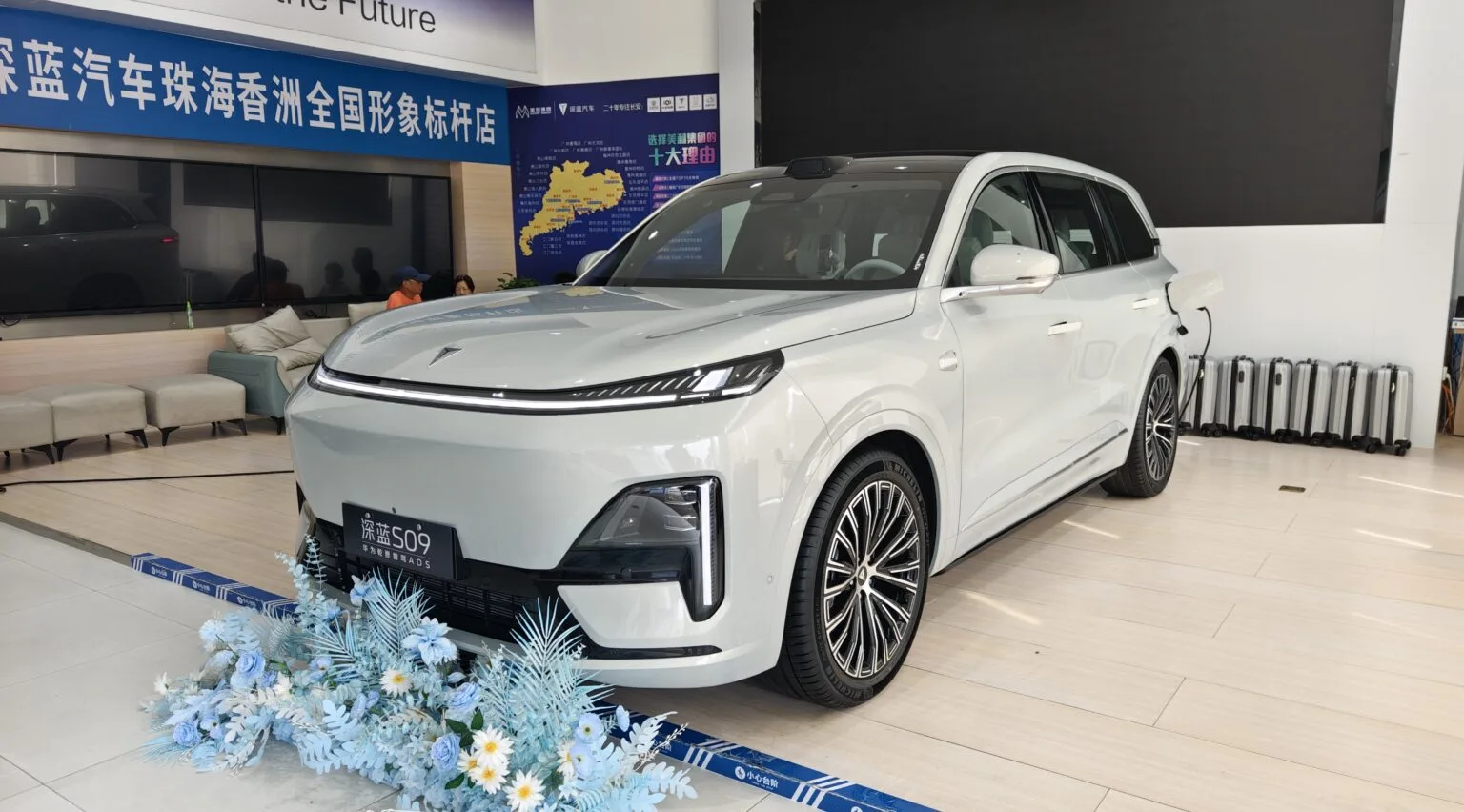 اللقطات الرسمية الأولى لسيارة جيلي جالاكسي A7 EM-i PHEV الهجينة