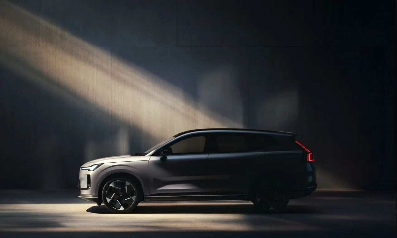 عودة فولفو XC70 كسيارة هجينة قابلة للشحن مع مدى كهربائي طويل