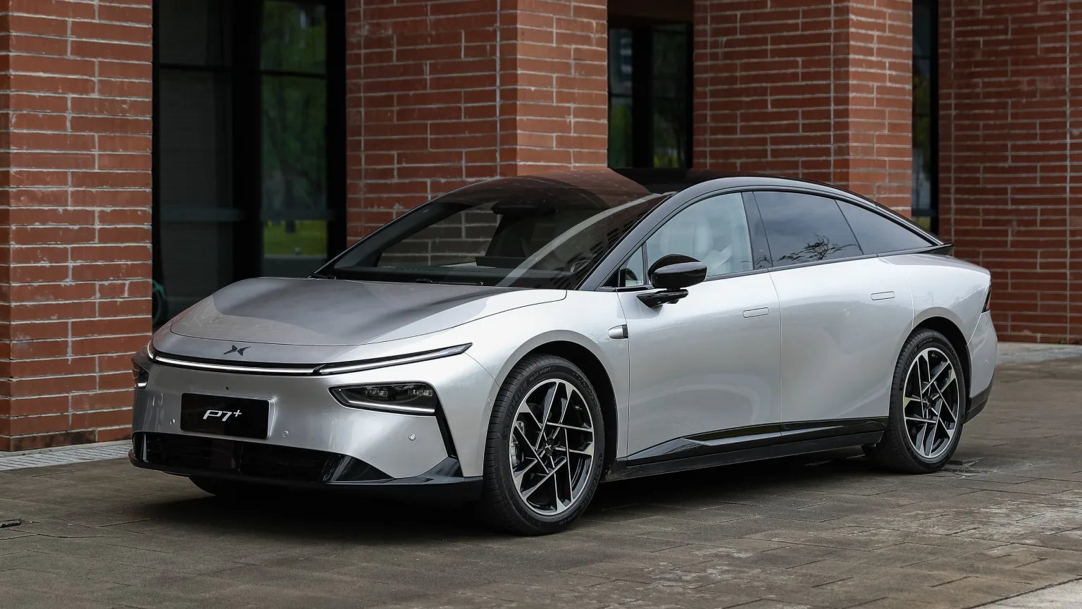 XPeng P7+ الجديدة: تصميم أنيق ومدى قيادة يصل إلى 710 كم