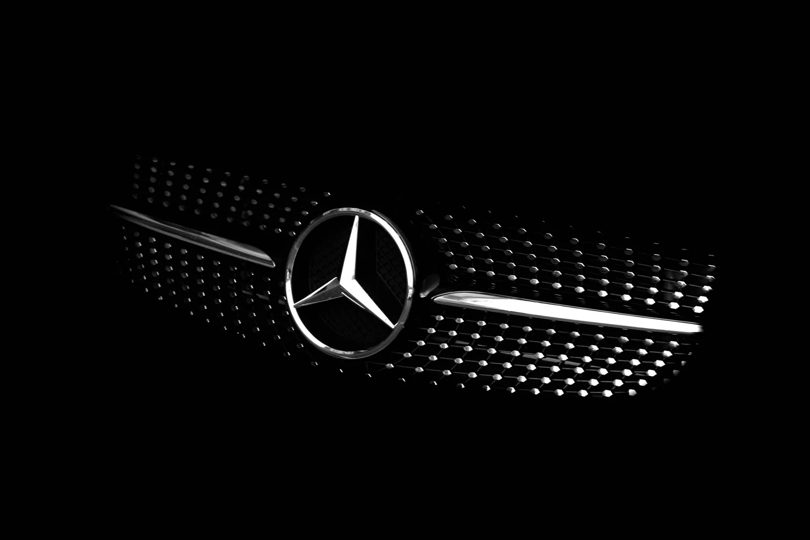 رسيدس-إيه إم جي تراجع قرارها وتعيد المحرك V8 إلى C63 لعام 2026