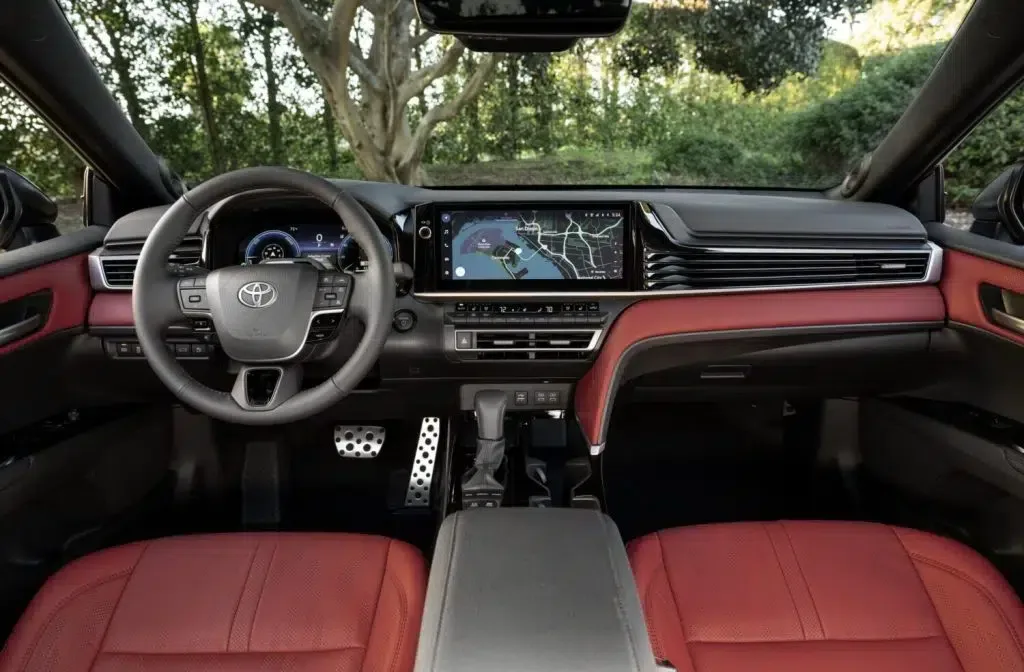 تحتوي هذه الصورة على سمة alt فارغة؛ اسم الملف هو 2025-toyota-camry-interior-836b-1024x672.jpg