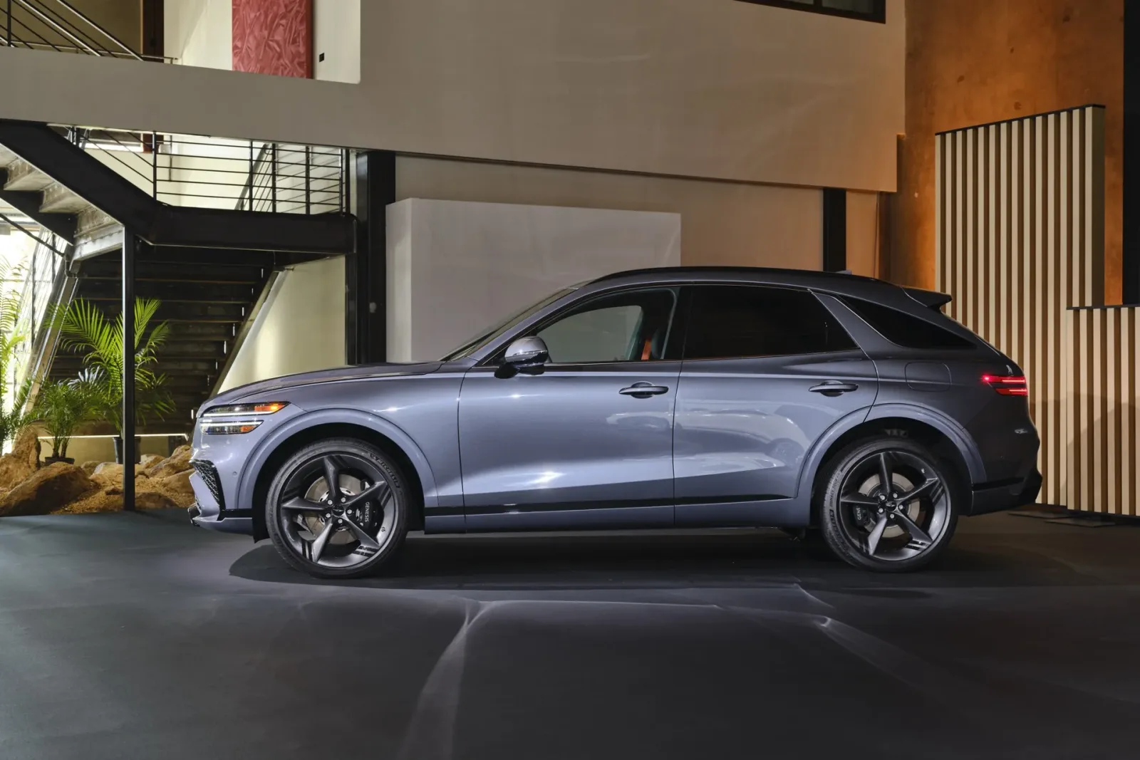 جينيسيس GV70 موديل 2026 بتحديثاتها الجديدة تتجاوز BMW X3 في الأداء والتكنولوجيا