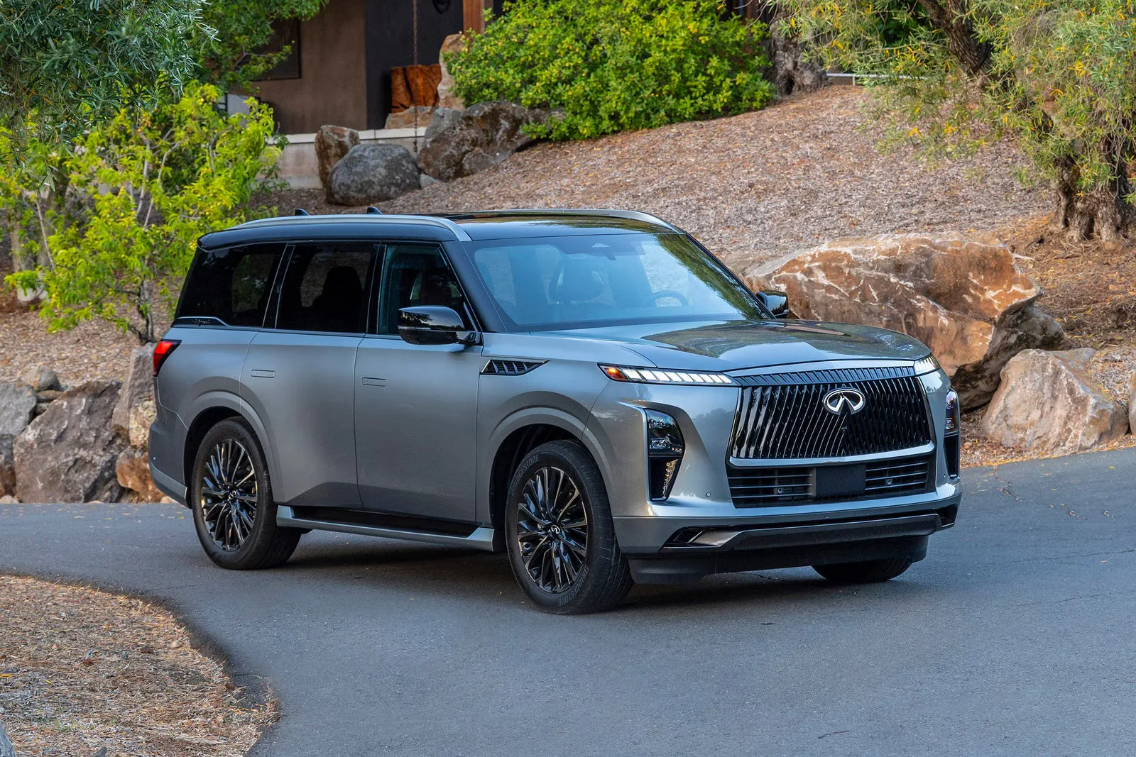 مراجعة مفصلة: إنفينيتي QX80 2025 الجديدة كليًا