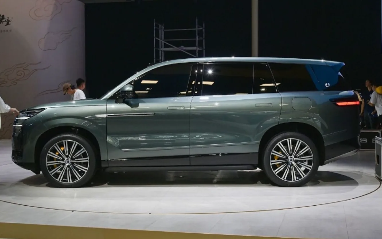 شركة BYD تكشف عن تفاصيل التصميم الداخلي الفاخر لسيارتها الكهربائية Denza N9