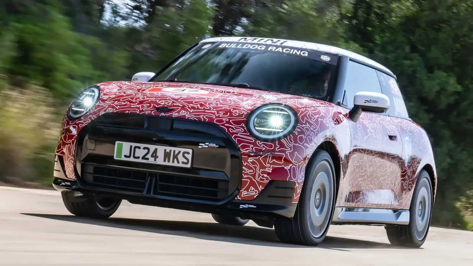 ميني كوبر JCW E هاتشباك كهربائية الرياضية بقوة 255 حصان