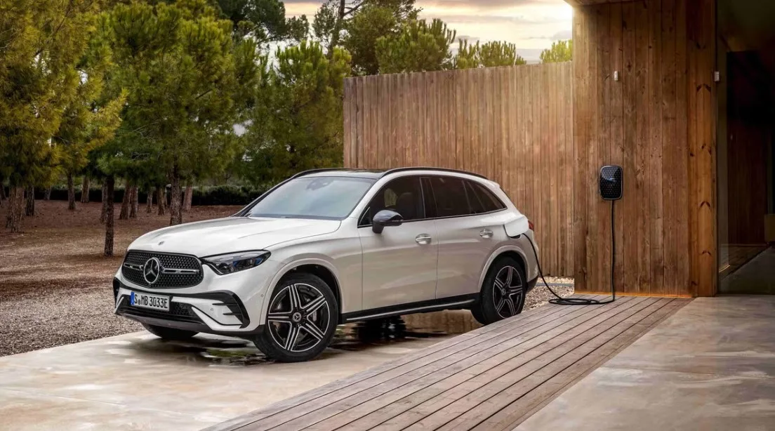 مرسيدس بنز GLC350e موديل 2025 الهجينة تحصل على تحديثات جديدة في التصميم والأداء