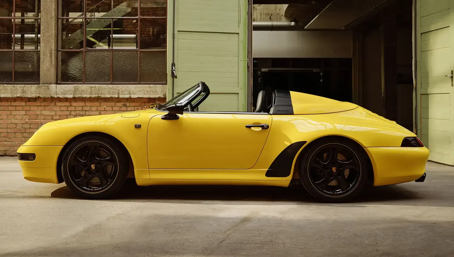 بورش تكشف عن نسخة خاصة من سيارة 993 Speedster بعد 26 عامًا من توقف إنتاجها