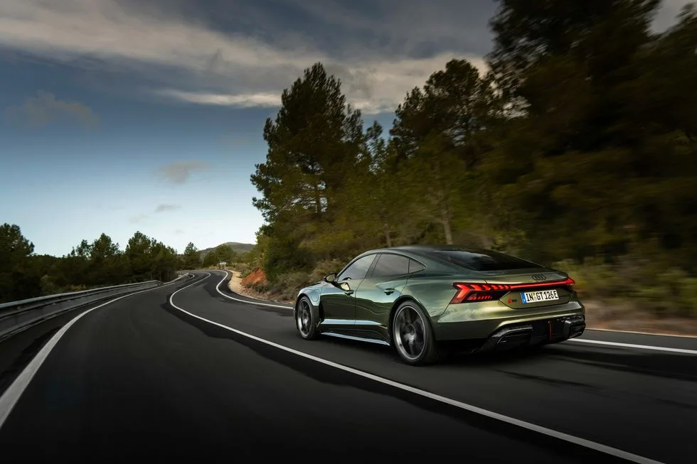 أودي RS e-tron GT Performance موديل 2025 توفر قوة هائلة وتسارع 2.5 ثانية