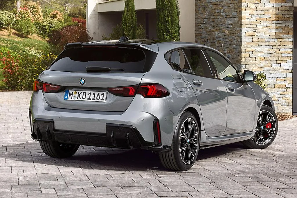 تعلن سيارة BMW الفئة الأولى الجديدة عن ظهورها الأول بمقطورة
