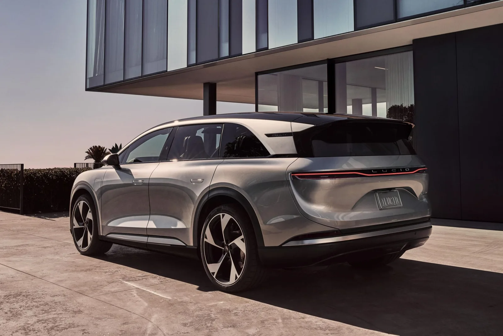 لوسيد تُطلق سيارة SUV كهربائية دفع رباعي بتكلفة تقل عن 50 ألف دولار