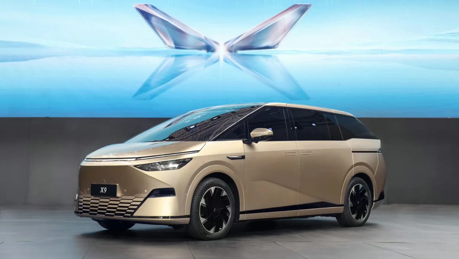 سيارة Xpeng X9 الجديدة كليًا